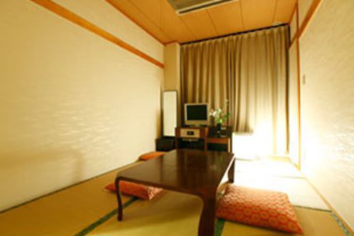 Hay habitaciones con el típico futón japonés en vez de cama en el Hotel New Ueno en Tokio