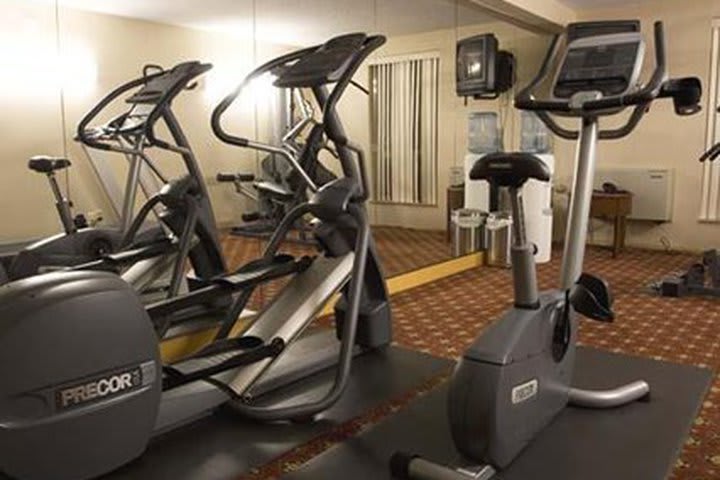 Ejercítate en el gimnasio del Quality Hotel & Suites Airport East