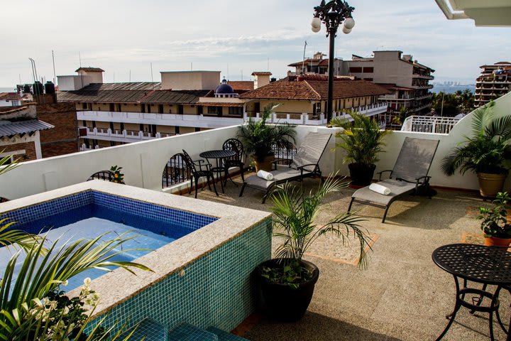 Hay jacuzzi en la terraza