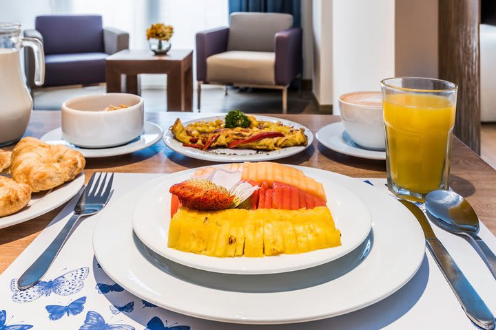 Desayuno servido en la habitación