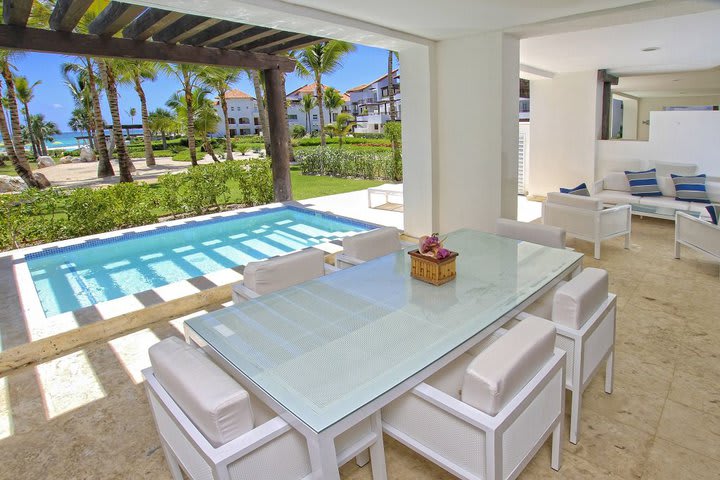 Terraza del apartamento de un dormitorio con vista al jardín