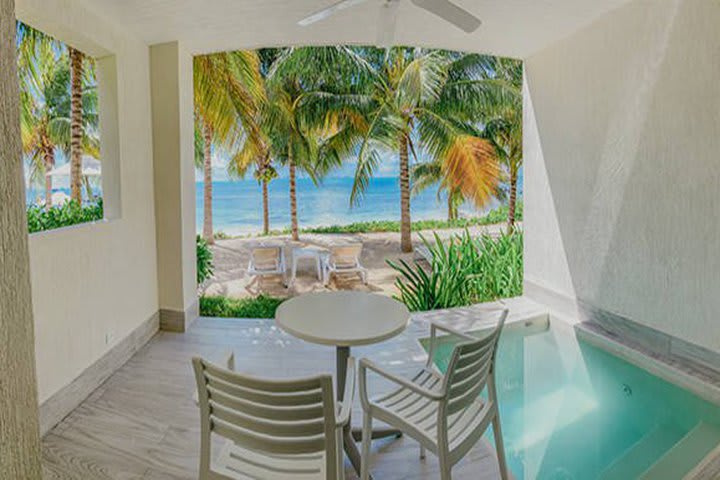 Terrace and pool of a superior guest room