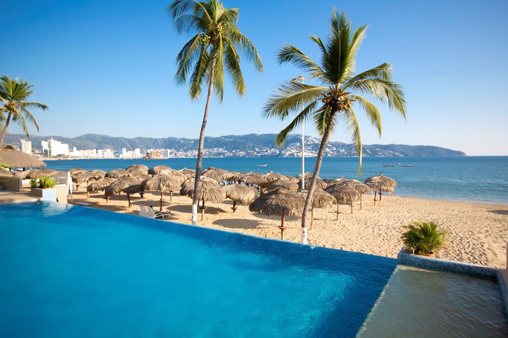 Piscina con vista al mar