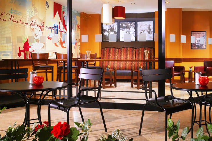 Disfruta un café en el hotel de negocios Sheraton Skyline Heathrow