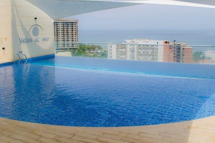 Piscina con vista a la ciudad