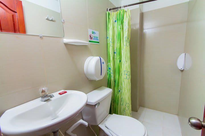 Baño con ducha de una habitación