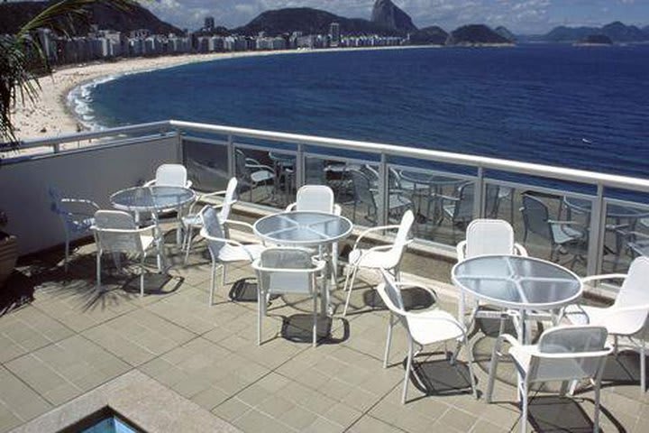 Alberca en la terraza del hotel Orla Copacabana