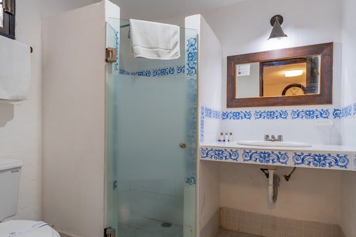 Bathroom in the Colonial room