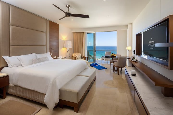 Blanc suite de bienestar con vista al mar