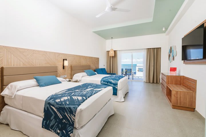 Double guest room with partial ocean view