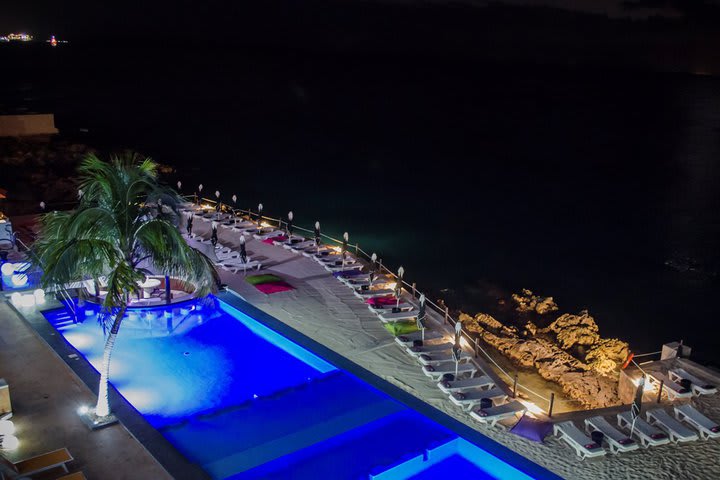 Vista nocturna de la piscina