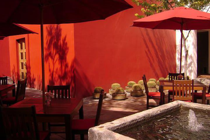 Patio rojo en hotel CasaReyna en Puebla