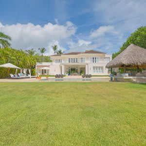 Fantastic 8-bedroom Golf-front Mansion Near the Beach