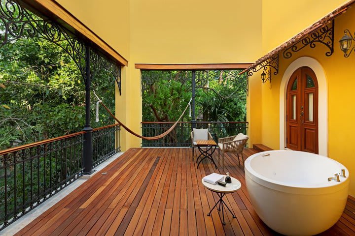 Terrace with tub in a Governor suite