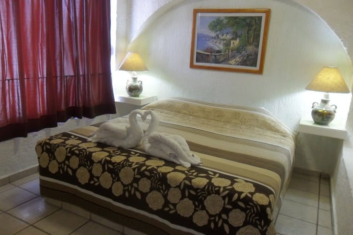 Guest room with a queen size bed