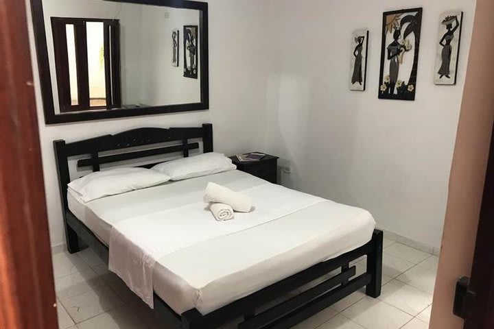 Vista de un dormitorio con cama doble