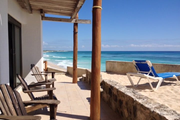 Las habitaciones del hotel Ventanas al Mar en Cozumel cuentan con balcón o terraza