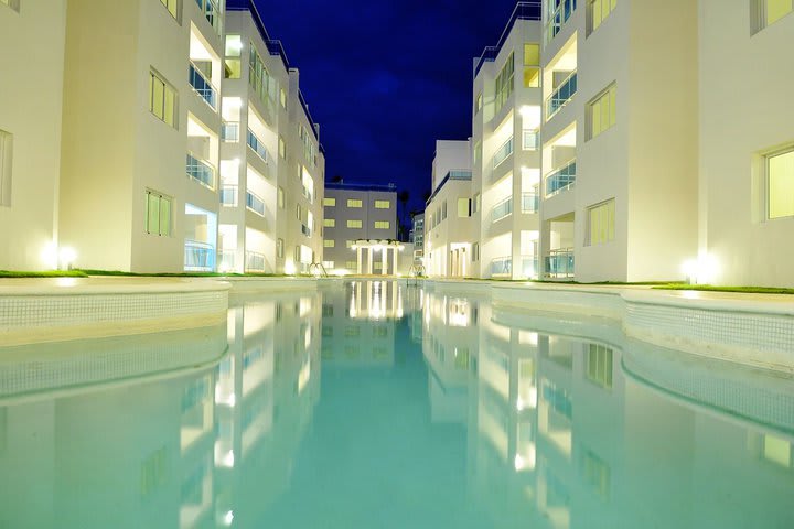 Vista nocturna de la piscina