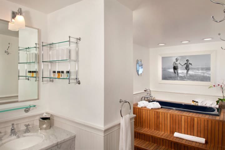 Algunas suites del Mr C Beverly Hills gozan de jacuzzi en el baño