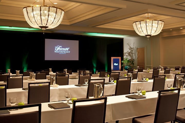 Los salones de eventos del hotel The Fairmont Waterfront en Vancouver tienen capacidad para 600 personas