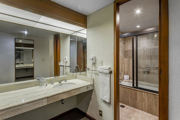 Junior suite con bañera y ducha