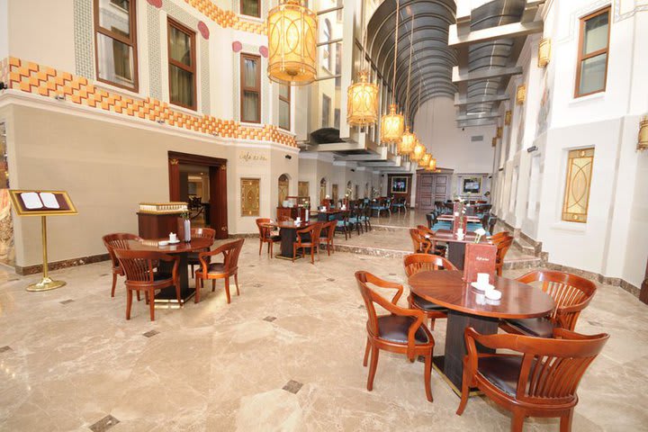 The restaurant at Crowne Plaza Istanbul serves international dishes