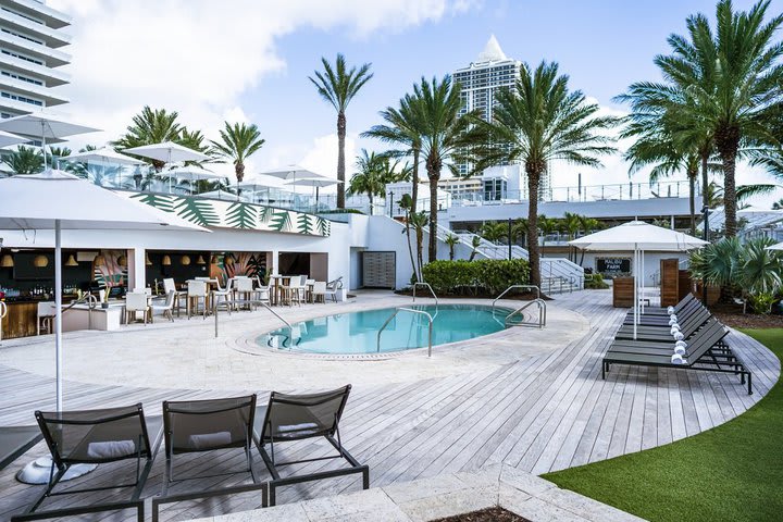 Bar by the pool