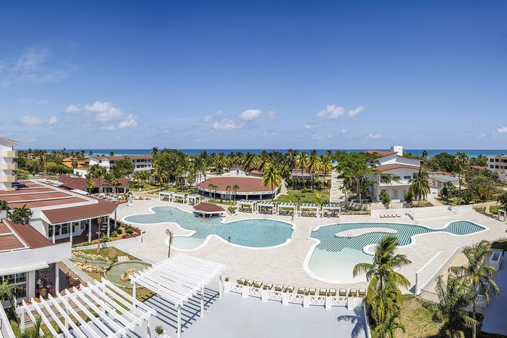 Hay dos piscinas en el hotel