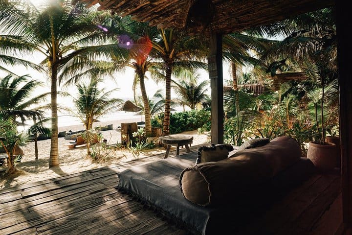 Vista desde la terraza de una habitación frente al mar