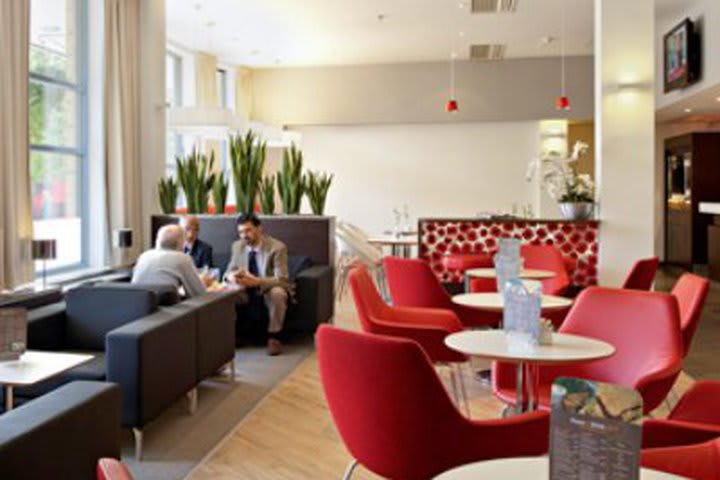 Lobby del hotel Ibis London en la ciudad de Stratford