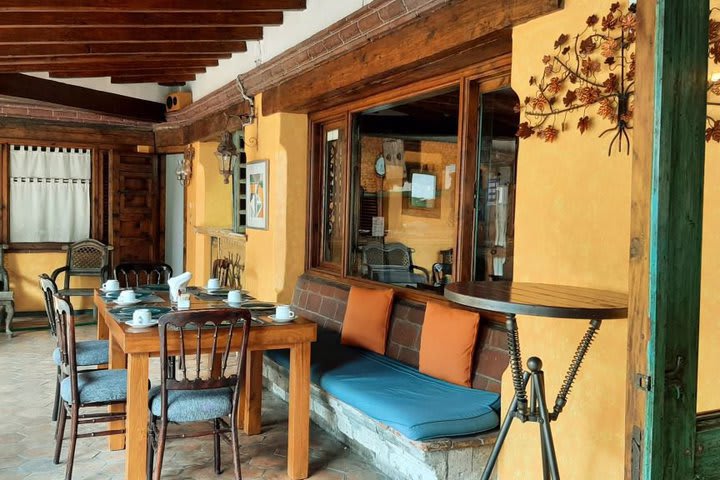 El restaurante ofrece comidas al aire libre