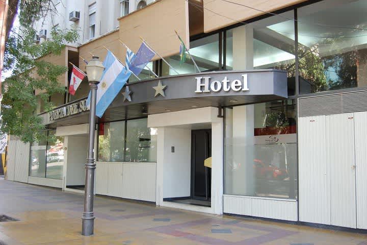 Fachada del hotel Puerta del Sol en Mendoza, Argentina