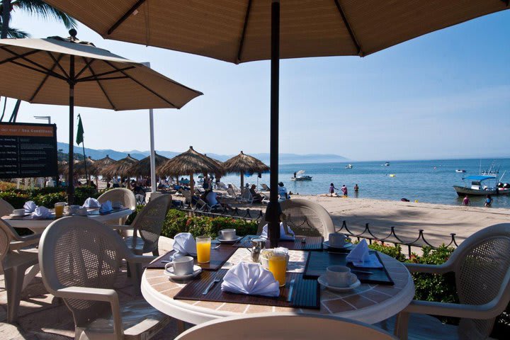 You can enjoy your meals in front of the sea