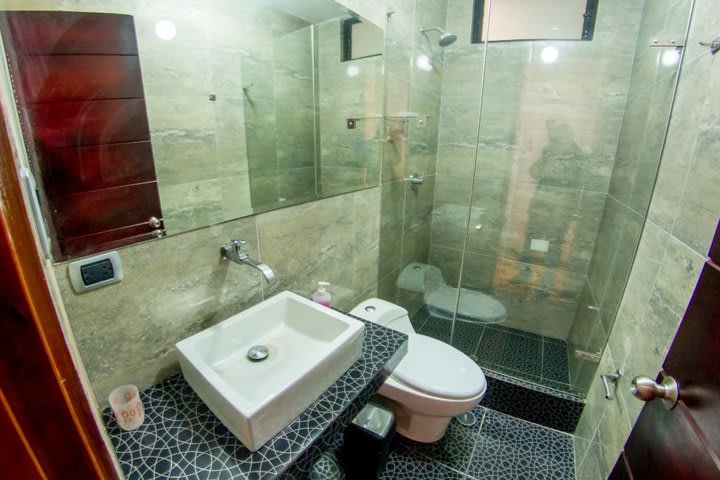 Baño de huéspedes