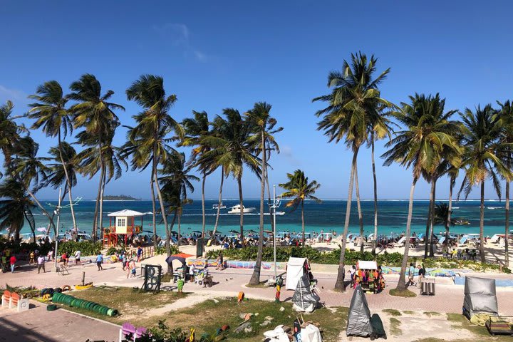 La propiedad está a una calle de la playa