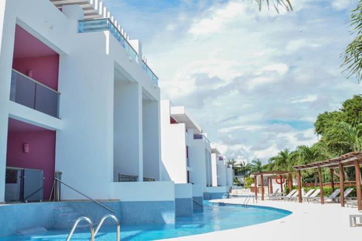 The property has 144 guest rooms, some of them with direct access to the pool