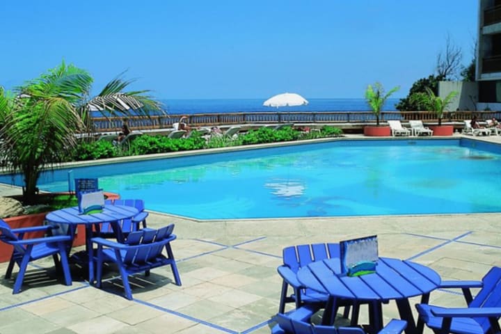 Alberca con vista al mar del hotel Pestana Bahia en Salvador