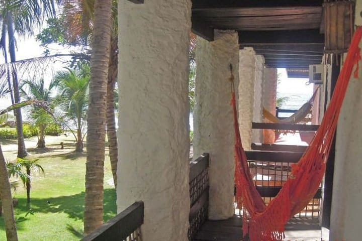 Habitación con terraza y hamacas del hotel Porto da Lua