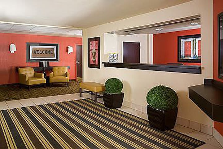 Área de recepción y lobby del hotel Extended Stay America cerca del aeropuerto de Long Beach