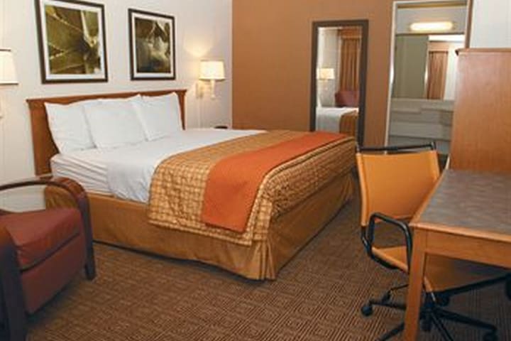 La Quinta Inn San Antonio SeaWorld Ingram Park tiene 225 habitaciones