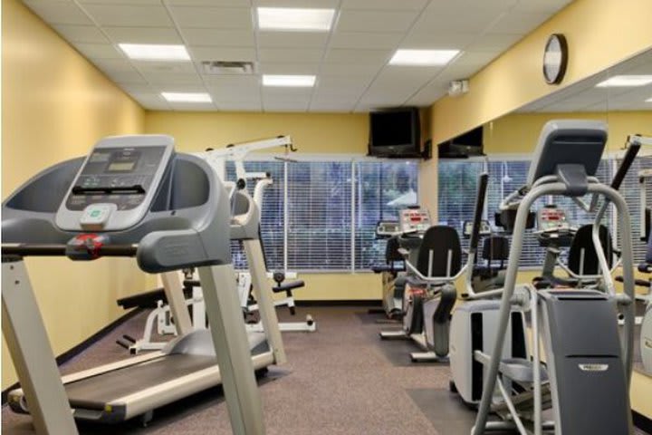 Gimnasio en el hotel Comfort Suites Maingate en Kissimme