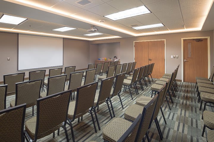 Montaje tipo auditorio en un salón de eventos