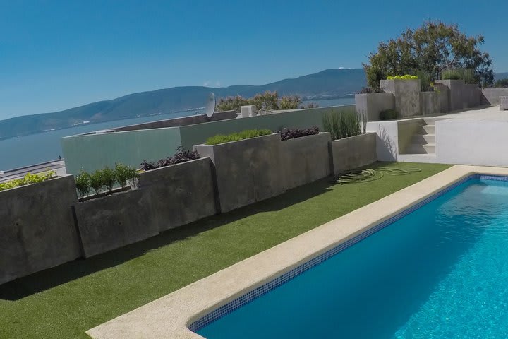 Vista del jardín y la piscina