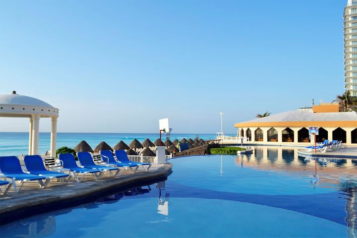 Panorama de la piscina con el mar al fondo