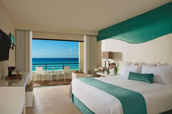 Deluxe king room with ocean view