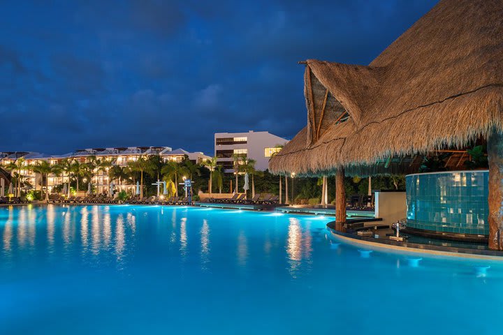 Vista nocturna de la piscina