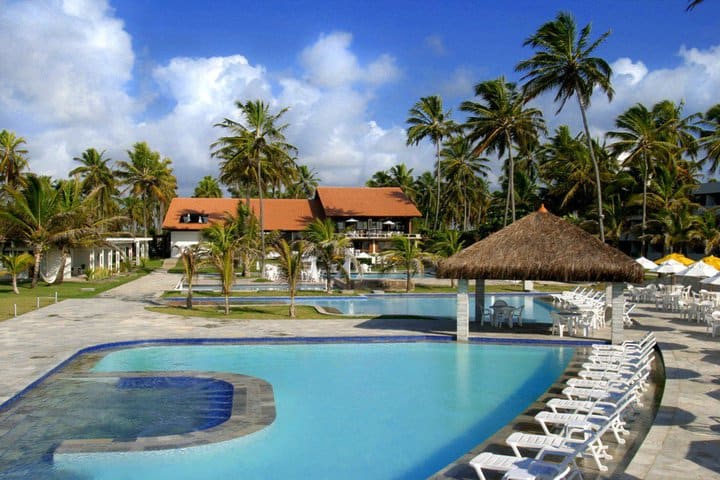 Solárium en el área de la alberca del Village, hotel en Porto de Galinhas