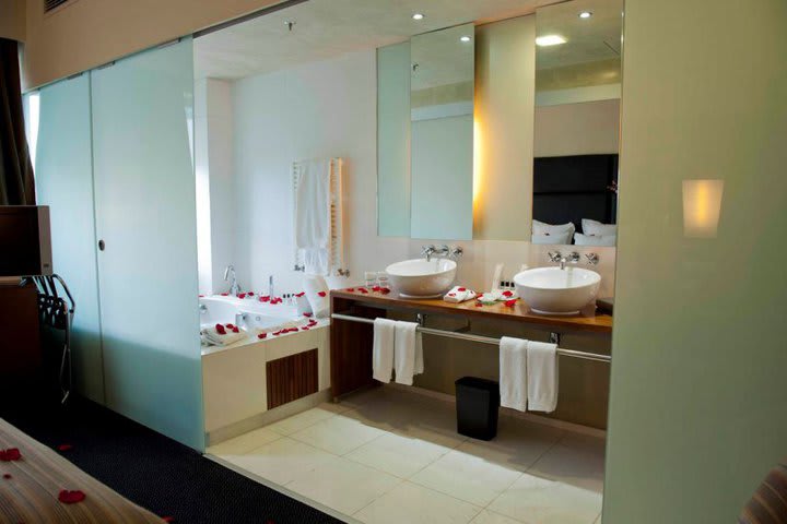 Suites at the Barcelona Airport Hotel have a private bath with Jacuzzi