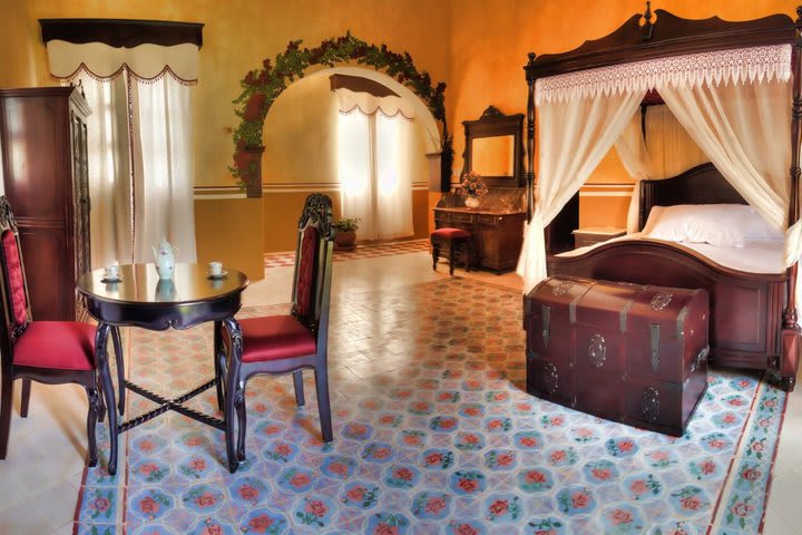 Guest room with coffee table at Hacienda Kaan Ac