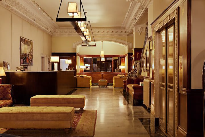 Recepción del The Mosser Hotel en San Francisco